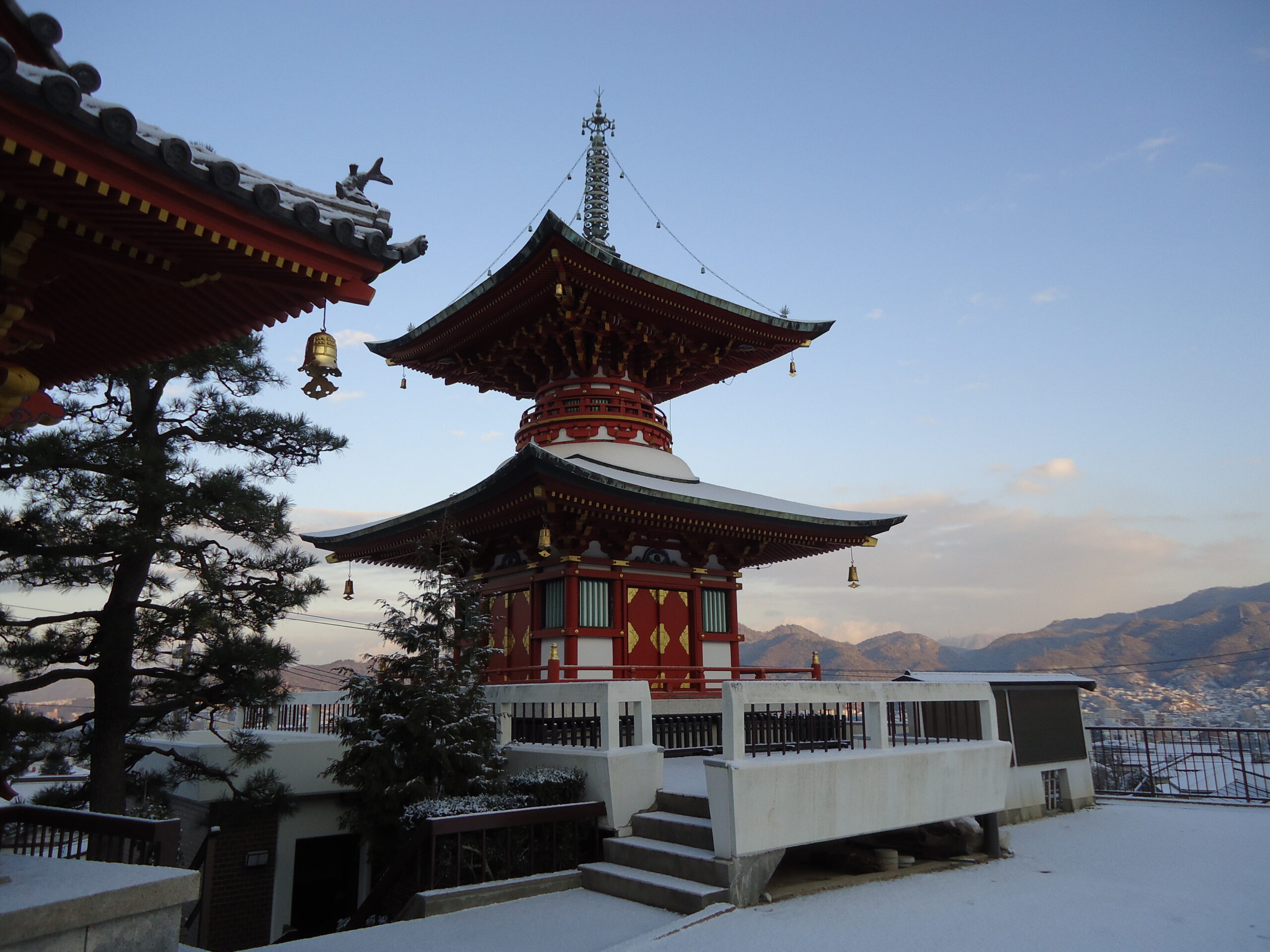 雪化粧した境内の多宝塔